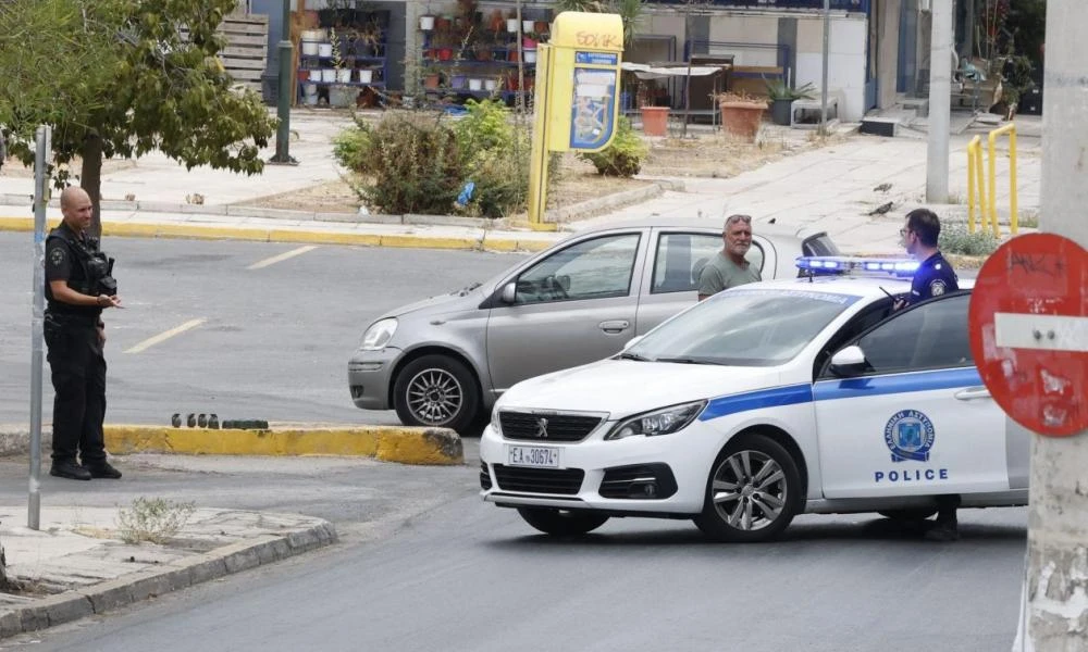 Κερατσίνι: Ταυτοποιήθηκε ο άνδρας που πέταξε τσαντάκι με χειροβομβίδες